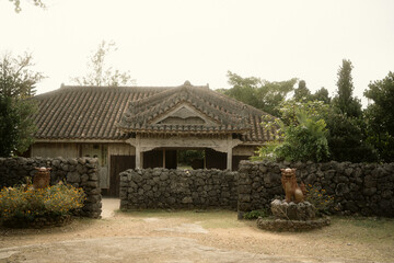 Obraz premium 石垣で囲まれた石垣島の伝統的な家屋 