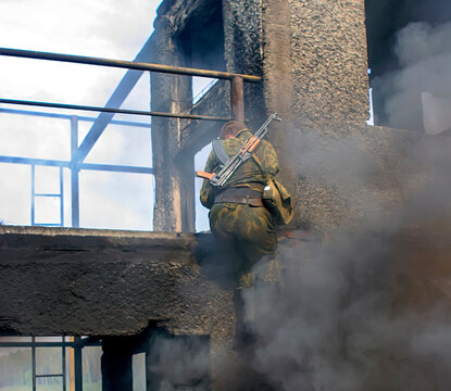 Special forces soldiers navigate an intense obstacle course under challenging conditions