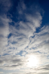 Obraz premium The sky is blue with a few clouds scattered throughout