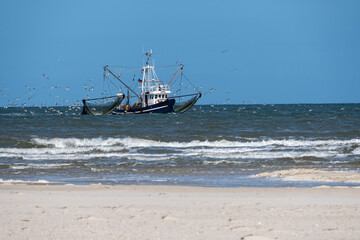 Krabbenkutter vor der Insel Spiekeroog.