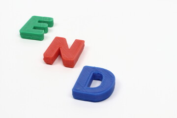 立体的なENDの文字、視覚的なインパクト