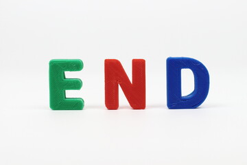 白背景に映えるENDの文字、シンプル
