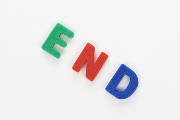 色鮮やかなENDの文字