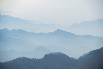 겹겹이 쌓여있는 안개 낀 산능선.	
