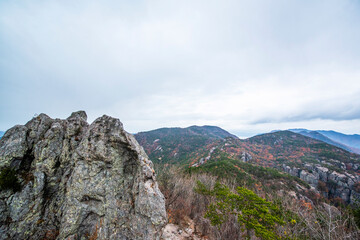 바위산 사이사이에 여러가지 색의 단풍.