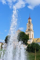 Obraz premium Jets of water in a city fountain in the city center in the summer in sunny weather.