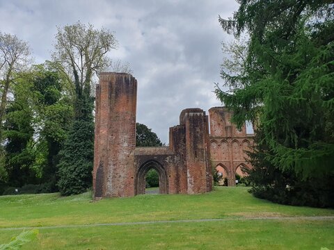 Ruine des Klosters. Das Kloster Hude st eine ehemalige Zisterzienserabtei in der Gemeinde Hude im Landkreis Oldenburg (Niedersachsen / Deutschland).