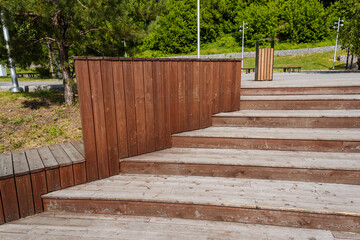 In a serene and peaceful park, robust and sturdy stairs ascend to a solid wall, creating an ideal location to unwind and fully appreciate the breathtaking beauty of nature that surrounds us