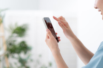 男性　ビジネス　スマートフォン　手元