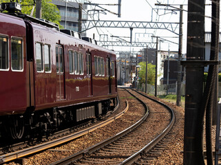 カーブを通過する電車