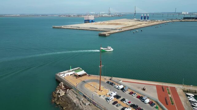 Catamar&aacute;n entrando en el puerto
