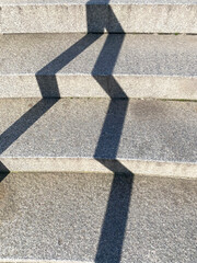 Ombre projet&eacute;e sur des marches d'escalier