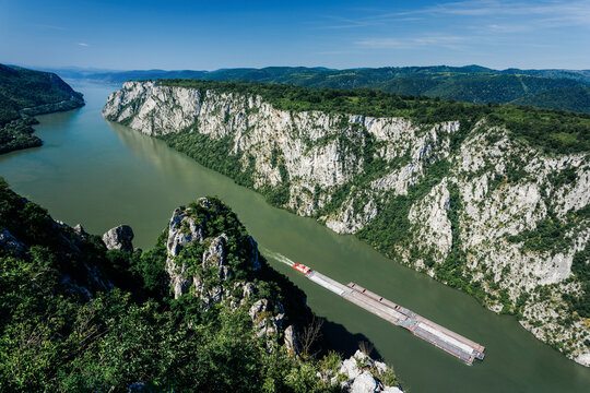 Fototapeta Barge navigating the danube river through the scenic cazane gorges