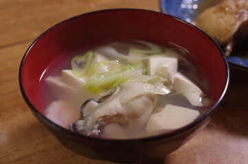 牡蠣と豆腐の汁物