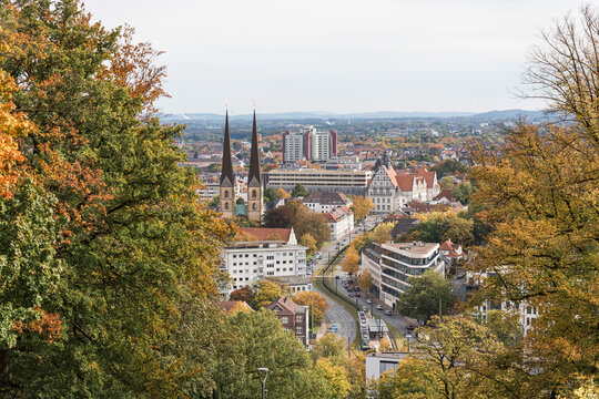 Stadtpanorama von Bielefeld in Nordrhein-Westfalen, aufgenommen vom Johannisberg aus, mit Blick auf die Neust&auml;dter Marienkirche &ndash; ein charakteristisches Stadtbild im Herzen Deutschlands