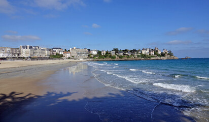 GR 34 le sentier des douaniers en Bretagne en France : de Saint-Malo à Lancieux (Dinard, plage de...