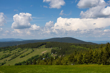 Obraz premium Rolling Hills and Majestic Clouds in Summer Countryside