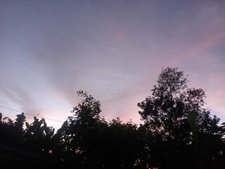 Obraz premium sunrise in front of house 