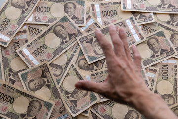 詐欺などお金を盗む、奪い取るイメージ