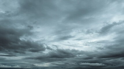 Obraz premium Overcast sky filled with layers of gray and dark clouds hinting at impending weather