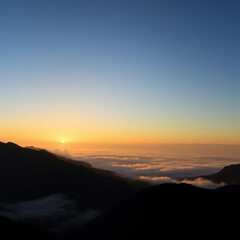 Obraz premium Stunning Sunrise Over Mountain Range with Clouds