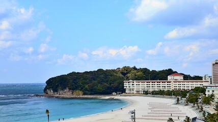 青空と白い砂浜が広がる白良浜