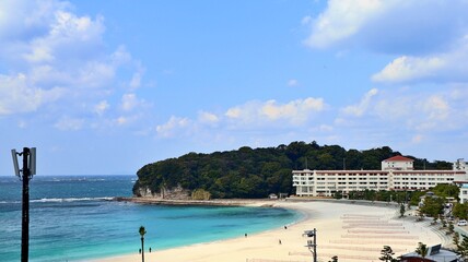青空と白い砂浜が広がる白良浜