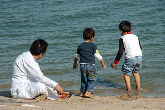 اب مع أبناءه على الشاطئ
A father with his sons on the beach