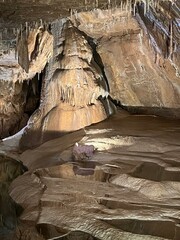 Grotte en France avec des stalactites 