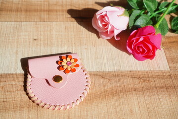 子供が作ったピンク色の手作りの革製コインケース