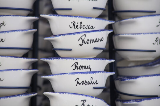Photo bol et tasse bretons en c&eacute;ramique bleu et blanc avec nom ou pr&eacute;nom. Bretagne, France, Morbihan, C&ocirc;tes-d'Armor, Finist&egrave;re, Ille-et-Vilaine