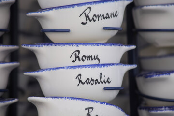 Photo, en gros plan, bol et tasse bretons en céramique bleu et blanc avec nom ou prénom....