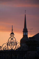 Obraz premium Photo du clocher de la maison mère des frères La Mennais à la mairie de Ploërmel avec le portail, Morbihan, Bretagne (vertical 2)