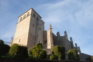 Au pied de la collégiale de Saint-Symphorien sur Coise (Rhône)