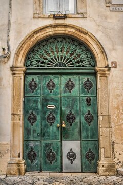 putignano, italien - pittoreskes haustor in der altstadt