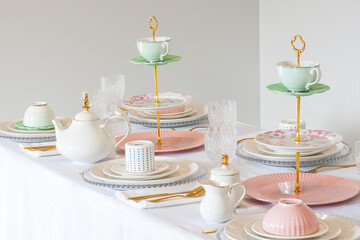 Elegant wedding table setting with pink peonies, gold cutlery, and crystal glassware, creating a romantic and sophisticated atmosphere.