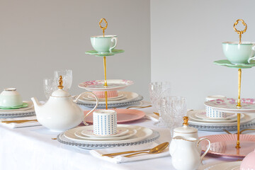 Elegant wedding table setting with pink peonies, gold cutlery, and crystal glassware, creating a romantic and sophisticated atmosphere.