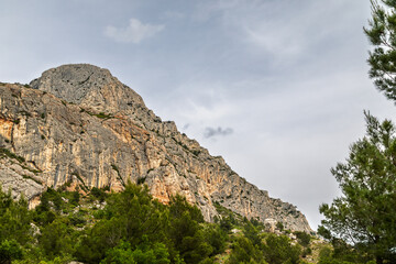 Fototapeta premium the ridges of the Sainte Victoire mountain range on a cloudy spring day
