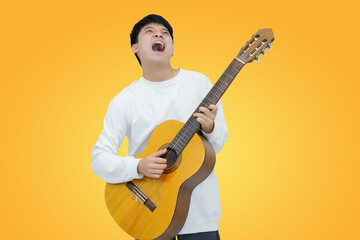 Obraz premium young man playing acoustic guitar against bright orange background