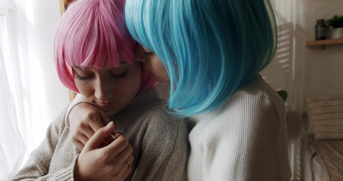 Доптарды соғып, бейнені жұлқылайды Порно видео қолғаптар мен шұлықтар