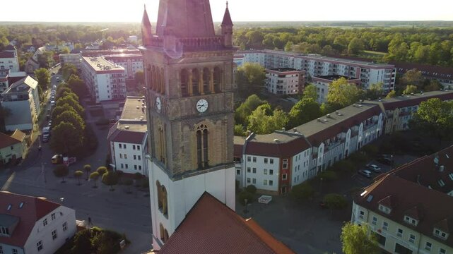 Rundflug um die Nikolaikirche in Oranienburg bei Abendsonne, im Gegenlicht mit Lense Flares. Sommer