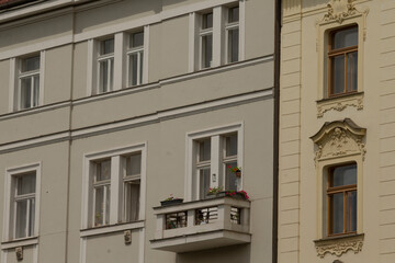 Obraz premium Two unique residential buildings with balconies and distinct window designs showcase various architectural styles, highlighting urban living and contemporary design trends