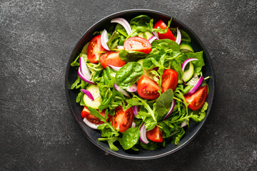 Salad with leaves, tomatoes, pepper and olive oil.