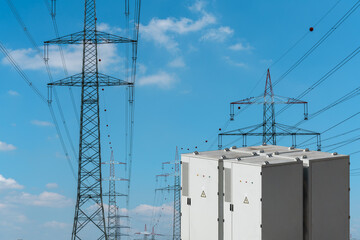 Large-scale battery storage to improve supply security in power grids

