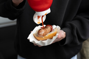 Bratwurst im Brötchen auf Einwegpappe