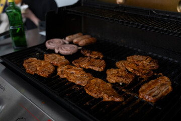 Grillfleisch und Bratwurst auf dem Rost