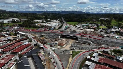 Rionegro, Antioquia, Colombia. - Abril 11 2025 - Video aéreo cerca al aeropuerto José María Córdova, que ilustra la construcción del intercambio vial.
