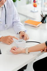 Consult with doctors and nurses in the clinic to measure blood pressure, check health and give health advice at the clinic. Diagnose elderly patients and specialist doctors with support. Check high bl