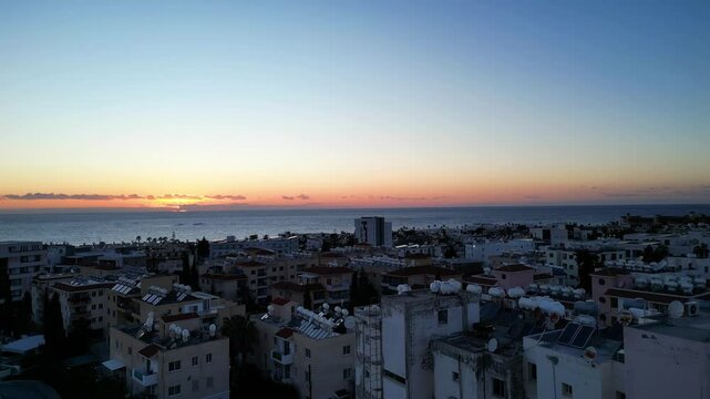 Sonnenuntergang in Zypern, Paphos. Malerischer Himmel.