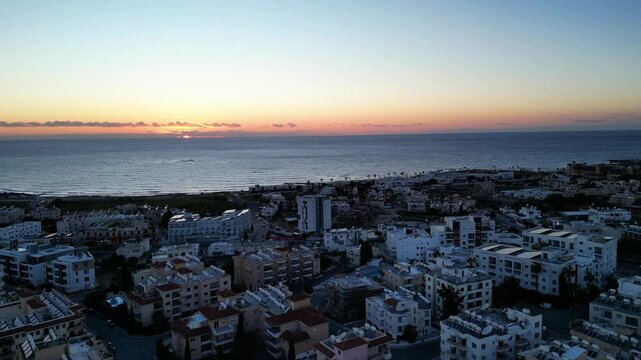 Wundersch&ouml;ner Sonnenuntergang auf Zypern direkt am Meer.